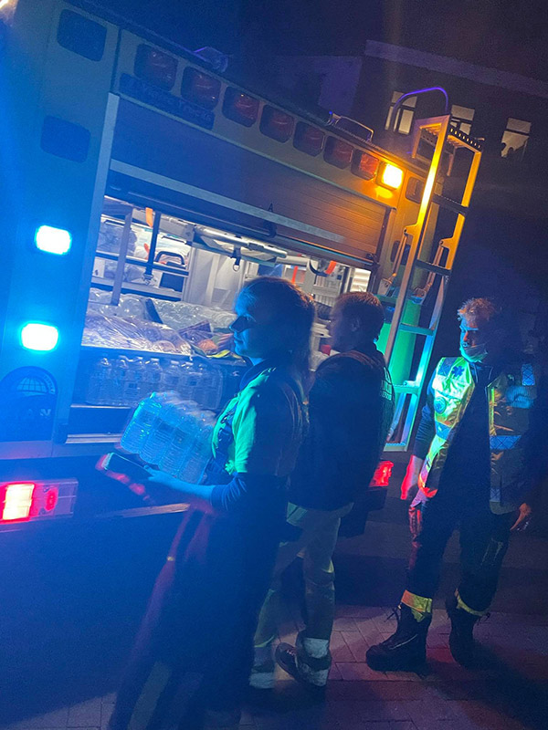 Personnel ambulancier apportant des vivres